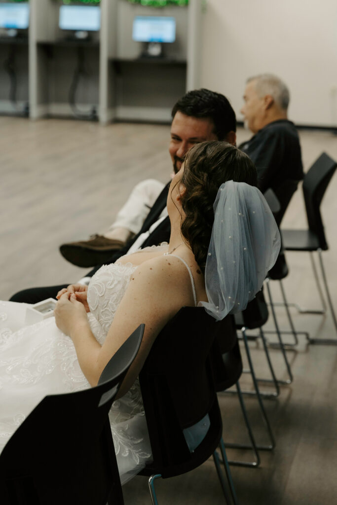 couple eloping in tampa at the courthouse