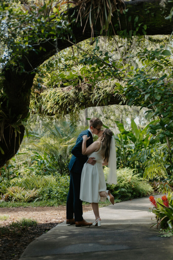couple at eureka springs park in tampa before their courthouse elopement 