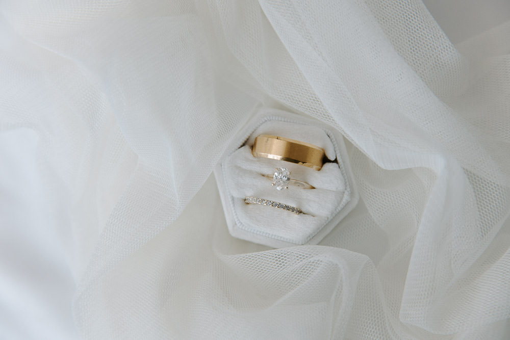 detail photos of wedding rings 